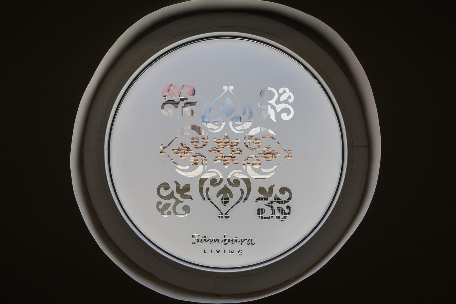 Espejo con el logo Sambara